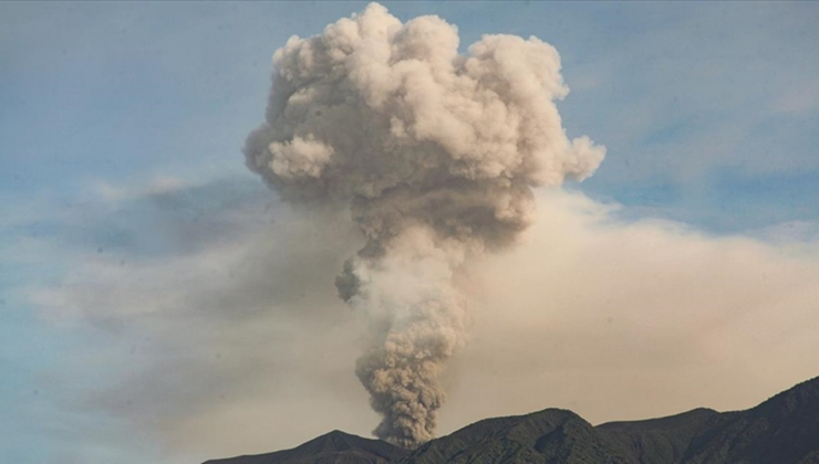 Dünyanın en aktif yanardağı Kilauea yeniden patladı
