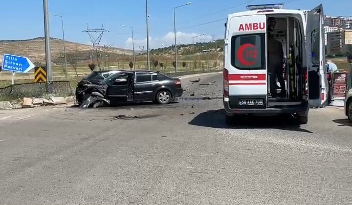 Otomobiller kafa kafaya çarpıştı: 1'i ağır 4 yaralı