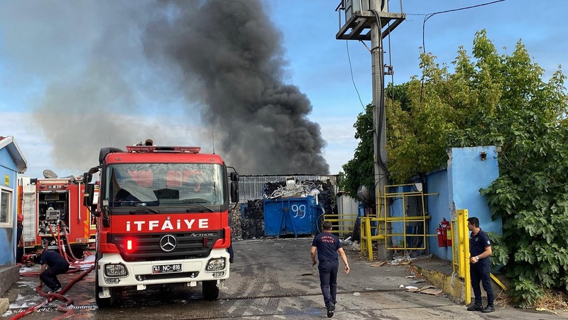 Alev alev yandı: Geri dönüşüm fabrikasında korkutan yangın - Resim : 1