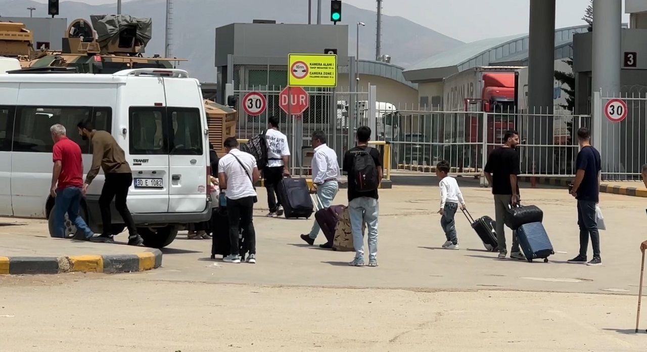 İsrail’in İran’a saldırısının ardından Türk vatandaşları yurda dönüyor - Resim: 1
