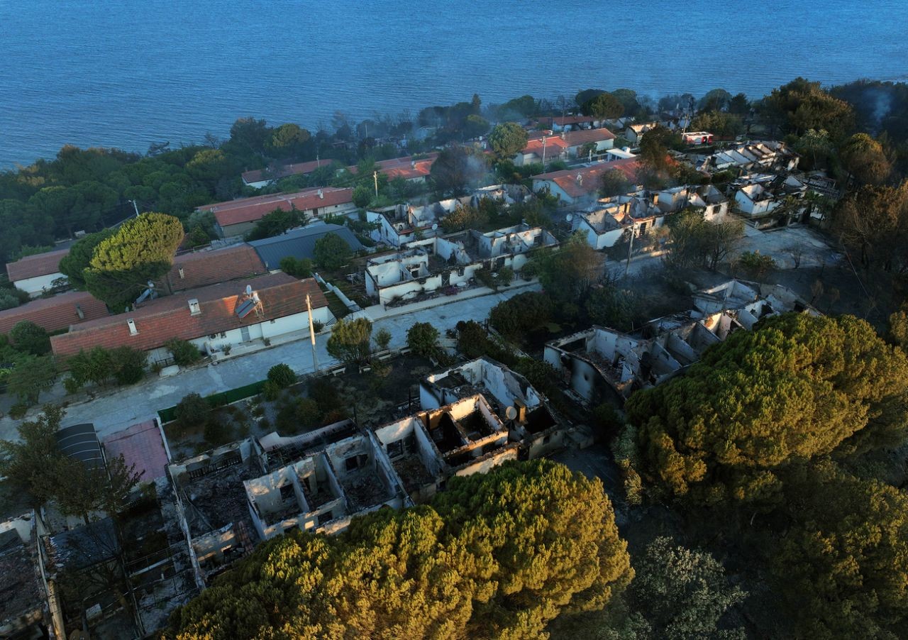 İzmir Seferihisar'daki yangında alevler yazlık siteye ulaştı: Bölge havadan görüntülendi - Resim: 1