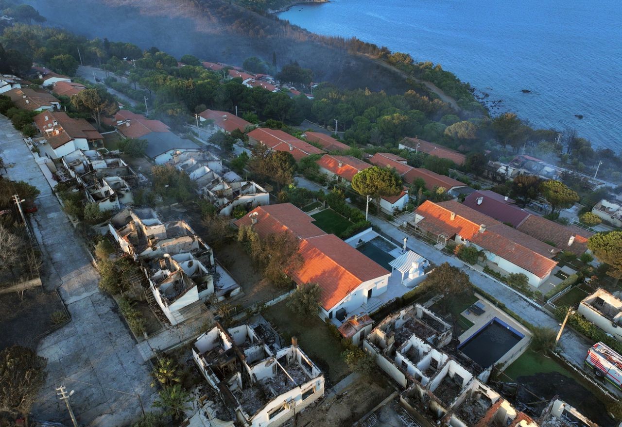 İzmir Seferihisar'daki yangında alevler yazlık siteye ulaştı: Bölge havadan görüntülendi - Resim: 2