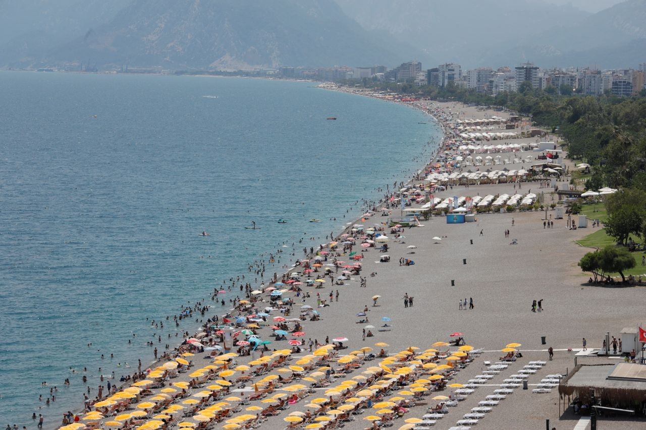 Antalya'da termometreler 35 derece! Sınav sonrası öğrenciler soluğu denizde aldı - Resim: 1