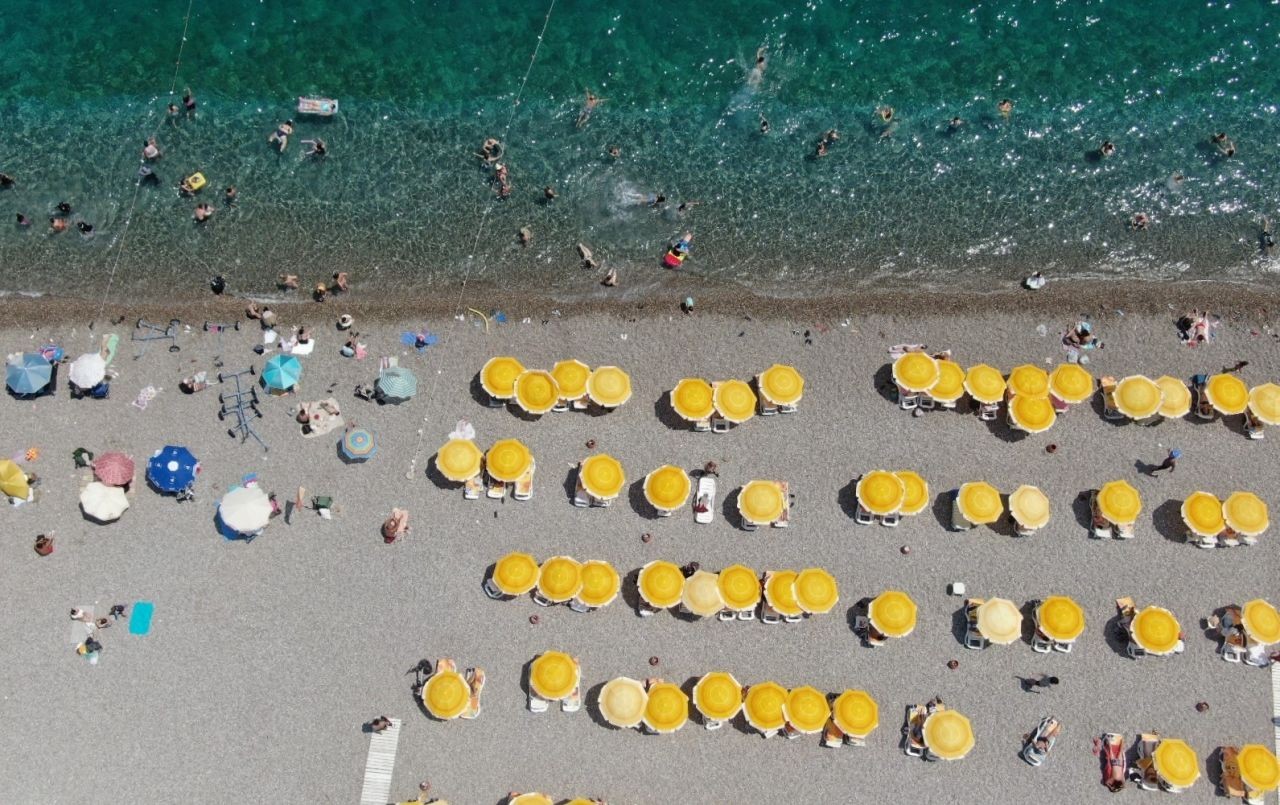 Antalya'da termometreler 35 derece! Sınav sonrası öğrenciler soluğu denizde aldı - Resim: 2