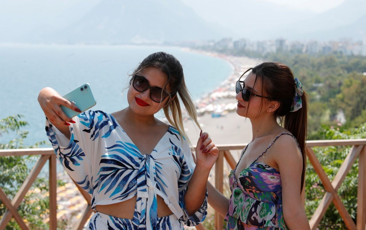 Antalya'da termometreler 35 derece! Sınav sonrası öğrenciler soluğu denizde aldı - Resim: 3