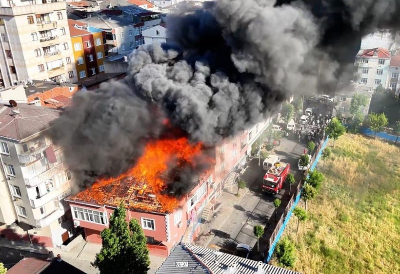 Bağcılar'da korkunç yangın! Alevler yan binaya sıçradı - Resim : 1