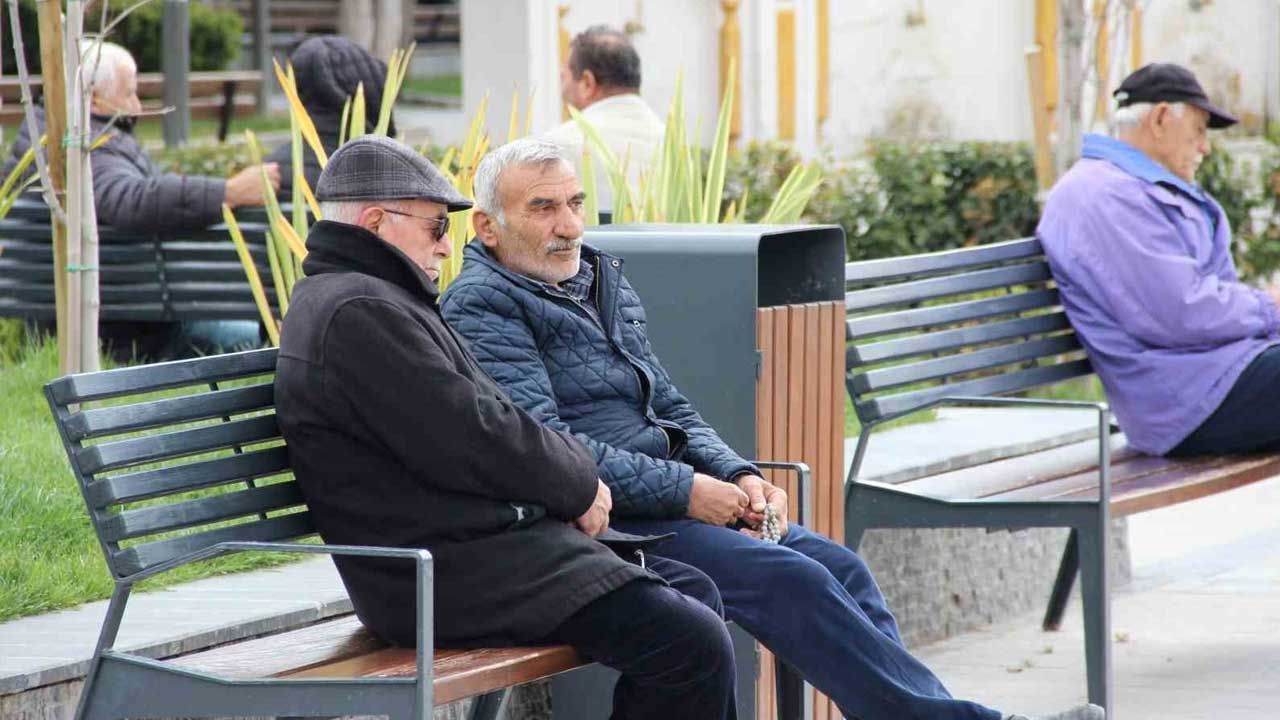 Emekli maaşı ne kadar olacak? Emekli zammı belli oldu mu? En düşük emekli yükselecek mi? - Resim: 1