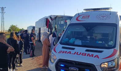Yolcu otobüsü yem yüklü tıra çarptı: 9 yaralı