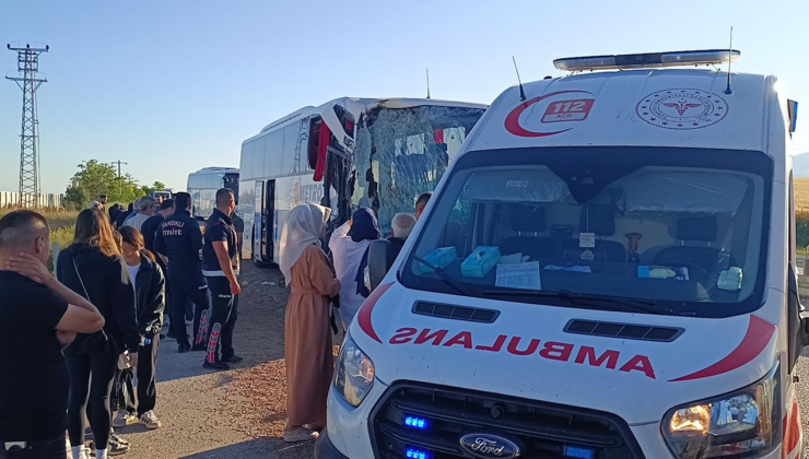 Yolcu otobüsü yem yüklü tıra çarptı: 9 yaralı