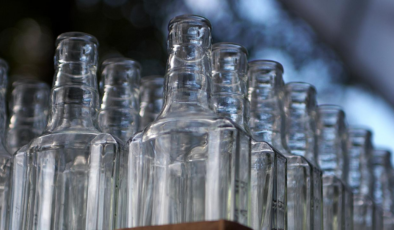 Cam şişelerde daha fazla mikroplastik olabilir