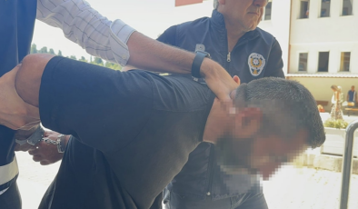 Arkadaşının boğazını keserek öldürdü!
