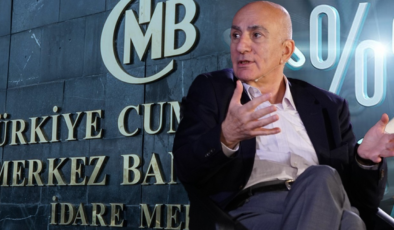 Mahfi Eğilmez'den faiz yorumu: Kur ve petrol etkisiyle zor