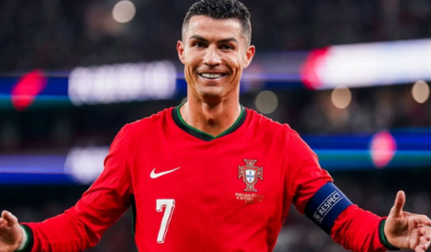 Kupayı alan Ronaldo 2 yıllık imzayı atıyor