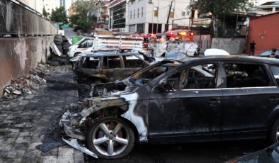 Ataşehir'de sanayi sitesinde çıkan yangın otelin otoparkına da sıçradı: Araçlar küle döndü