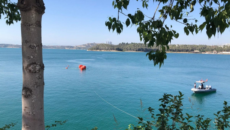 Adana'da göle düşen uçağın enkazı çıkarıldı