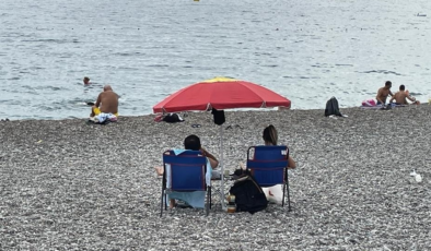 Antalya'da nemden bunalanlar sahillere akın etti