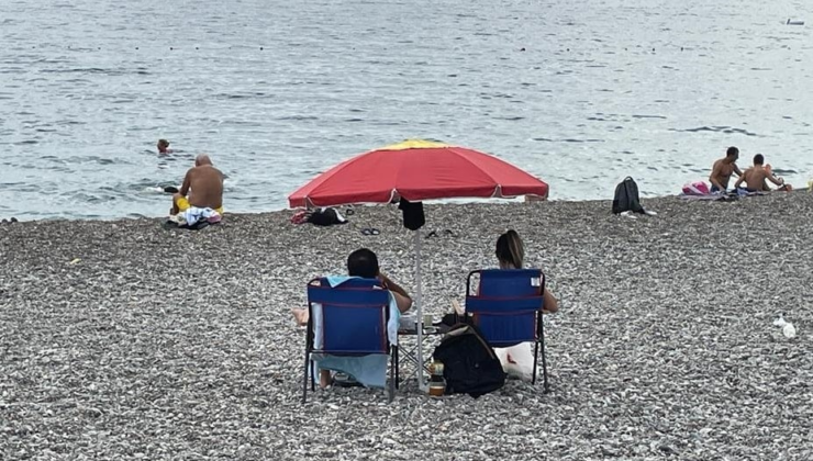 Antalya'da nemden bunalanlar sahillere akın etti