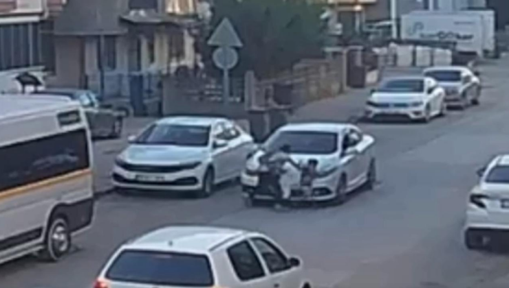 Aniden yola fırlayan çocuk ile onu kurtarmaya çalışan annesine araba çarptı