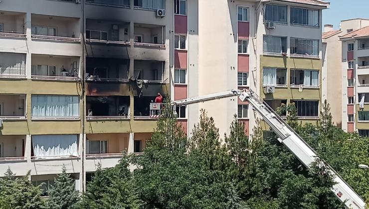 6 katlı apartmanda yangın: 3 kişi dumandan kurtuldu