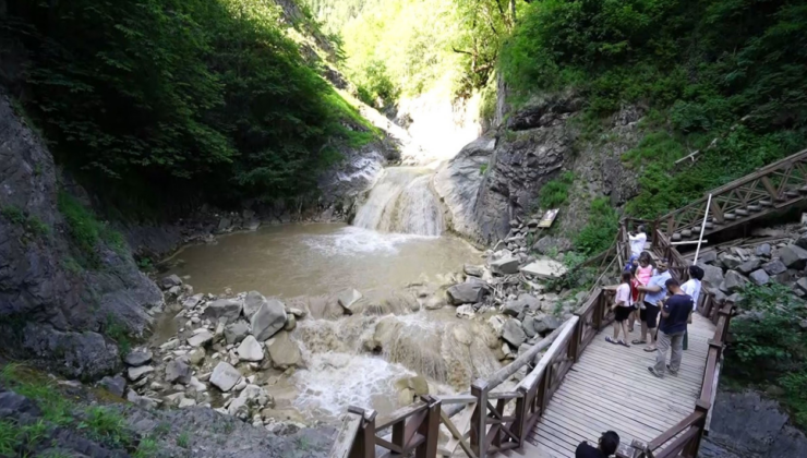 Mavi Göl çamur deryasına döndü! Plansız ıslah çalışması turizmi bitirdi
