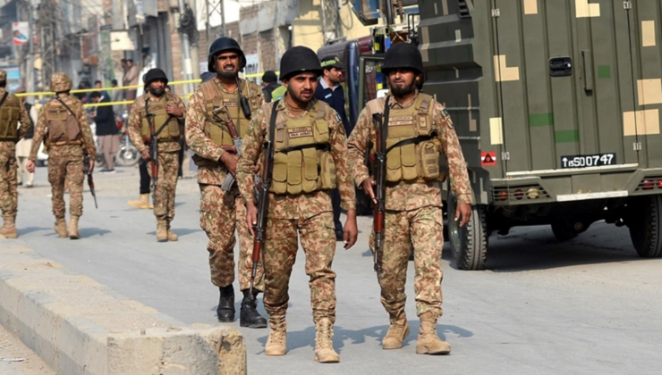 Pakistan'da bombalı saldırı! 13 asker öldü, 24 kişi yaralandı