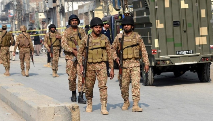 Pakistan'da bombalı terör saldırısı: 13 asker öldü