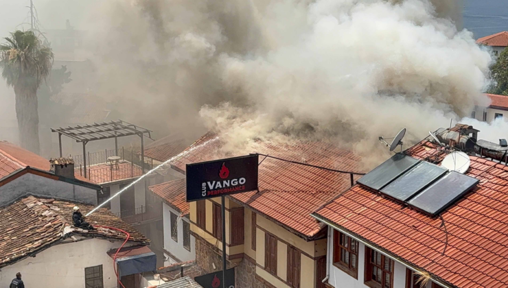Antalya Kaleiçi'nde yangın! Alevler biri otel 3 iş yerini sardı
