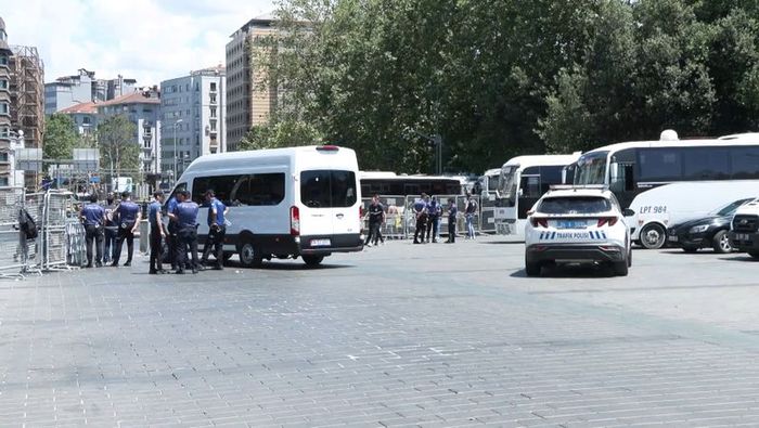 Taksim Meydanı yaya girişine kapatıldı 