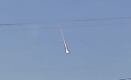 Eve gökten ateş topu düştü! 20 ton TNT'lik enerji…