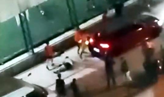 Halı sahada kanlı kavga: Önce bıçakladılar sonra ezmeye çalıştılar