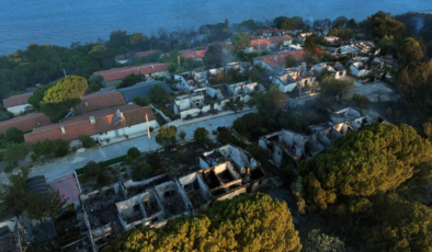 İzmir Seferihisar'daki yangında alevler yazlık siteye ulaştı: Bölge havadan görüntülendi