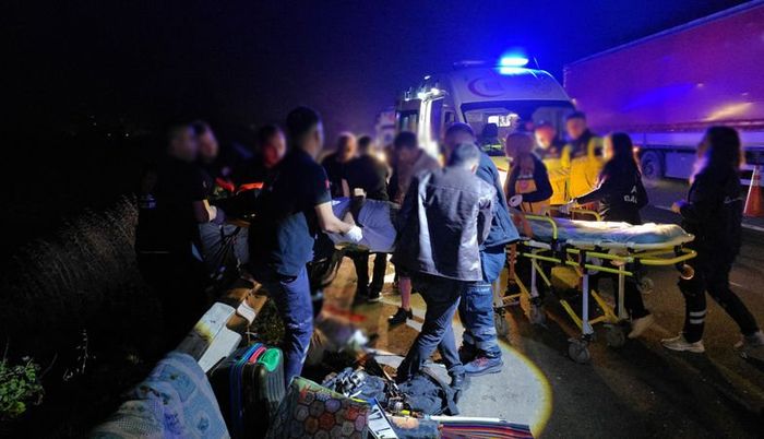 Anadolu Otoyolu'nda TIR, minibüse çarptı: 7 yaralı