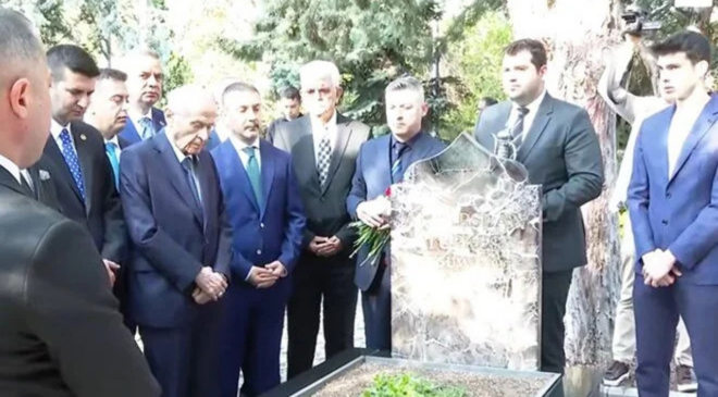 MHP lideri Bahçeli, Türkeş'in kabrini ziyaret etti, yeni anayasa mesajı verdi