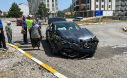 İki otomobil kavşakta çarpıştı 5 kişi yaralandı