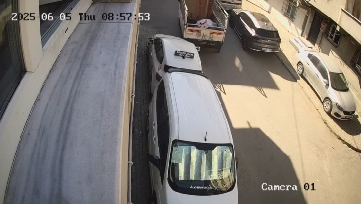 Geri manevra yaparken otomobile çarpıp kaçtı