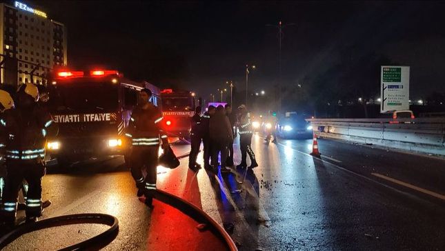 Bariyerlere çarpan otomobil alev aldı