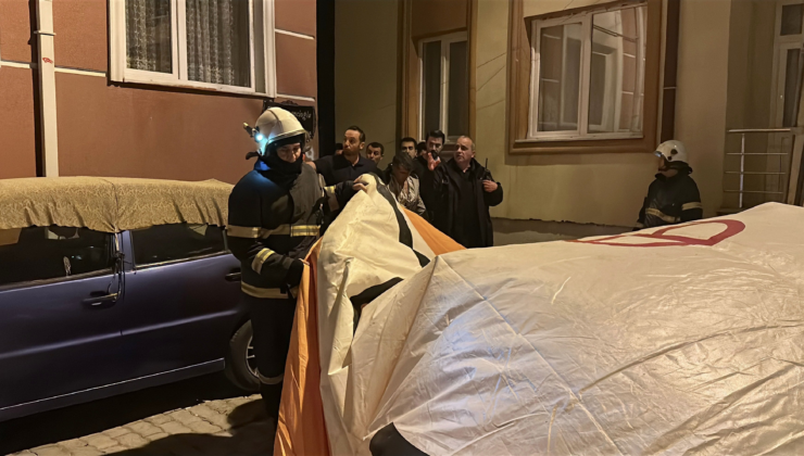 Eşiyle tartıştı sinir krizi geçirip çatıya çıktı