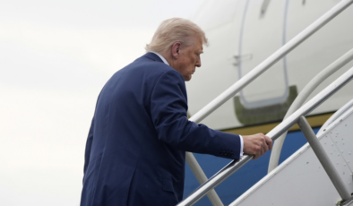 Trump uçağa binerken neredeyse düşüyordu