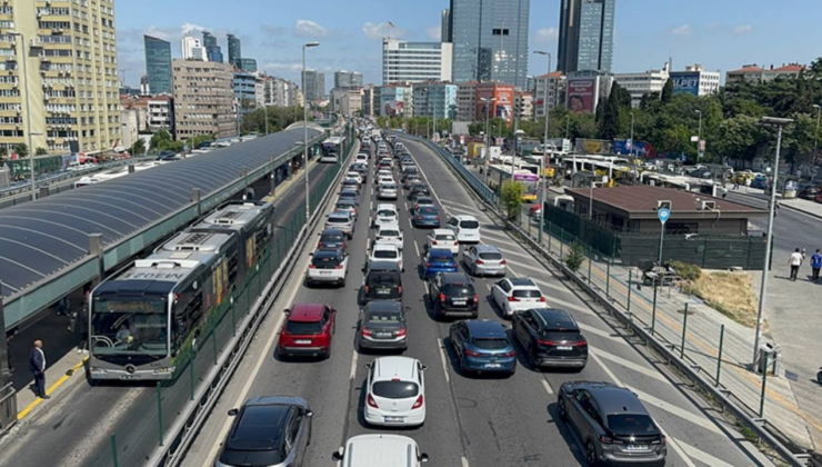 Haftanın ilk iş gününde İstanbul'da trafik yoğunluğu yüzde 63'e ulaştı