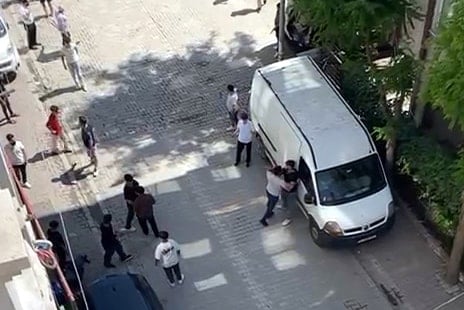 Esenyurt'ta alacak verecek kavgası: Bıçak ve sopalarla birbirilerine girdiler