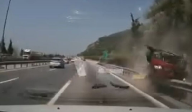 Arkadaki araç görüntüledi! Cip bariyerlere çıktı!
