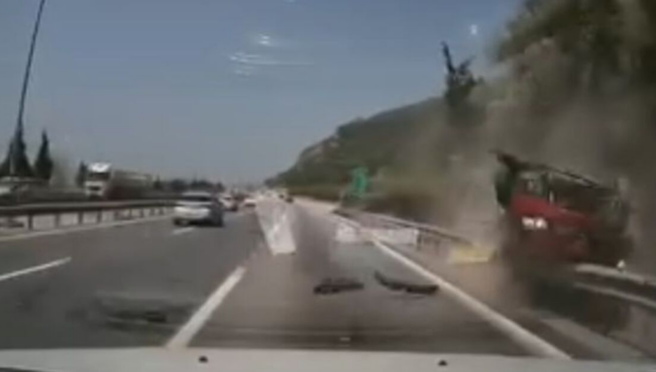 Arkadaki araç görüntüledi! Cip bariyerlere çıktı!