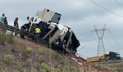 Kocaeli'de karpuz yüklü TIR devrildi; Ölü ve yaralılar var