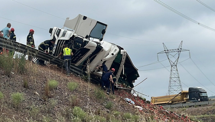Kocaeli'de karpuz yüklü TIR devrildi; Ölü ve yaralılar var