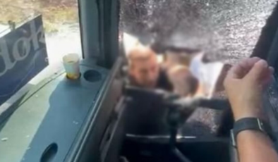 Tur otobüsünün önünü kesip taşladılar