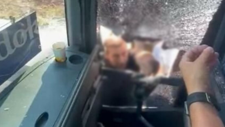 Tur otobüsünün önünü kesip taşladılar