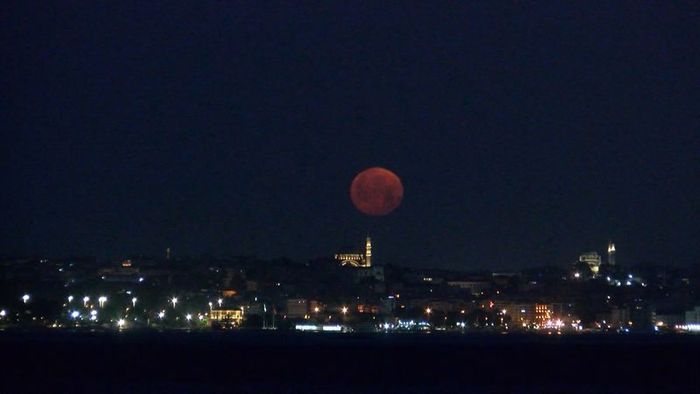 İstanbul'da 'Çilek Dolunayı'