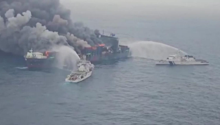 Hindistan açıklarında yük gemisindeki patlama ve yangında kayıp 4 görevli aranıyor