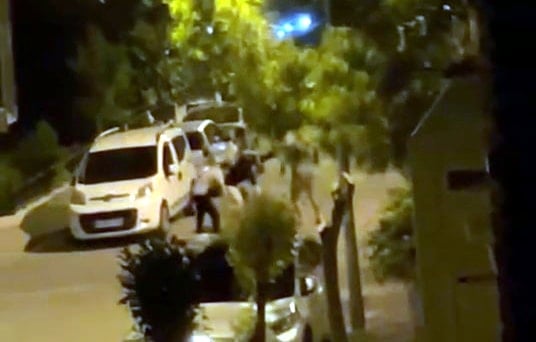 Sokakta yürürken 3 kişi birden saldırdı! Tekme ve yumruklar havada uçtu