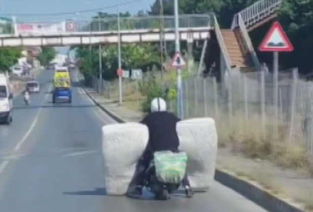 Motosikletle yatak taşıdı